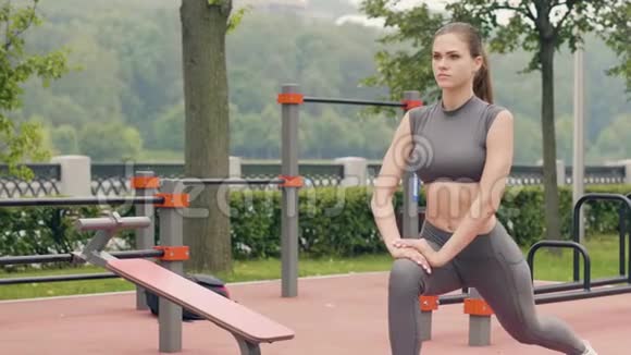 城市公园健身训练中做伸展运动的美女视频的预览图