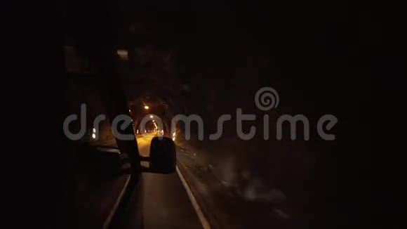 开车穿过隧道视频的预览图