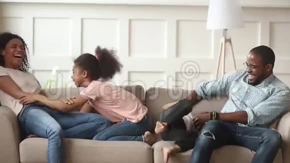 非洲欢乐的家庭在家玩小孩视频的预览图