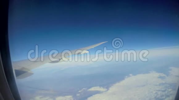 4K从云上的飞机窗口观察飞机机翼视频的预览图