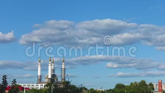 清真寺上空的云视频的预览图