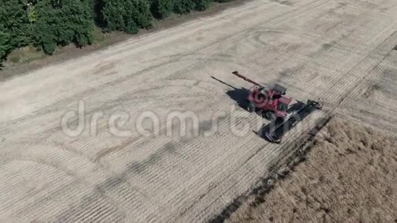 联合收割机在科尔扎4k油田作业的空中镜头视频的预览图
