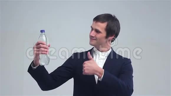 年轻人展示了一瓶水展示了伟大视频的预览图