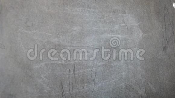 用白色粉笔在黑板上写字学校邀请视频的预览图