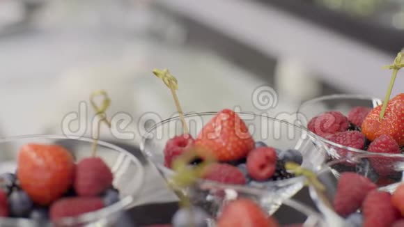 眼镜中的水果甜点视频的预览图