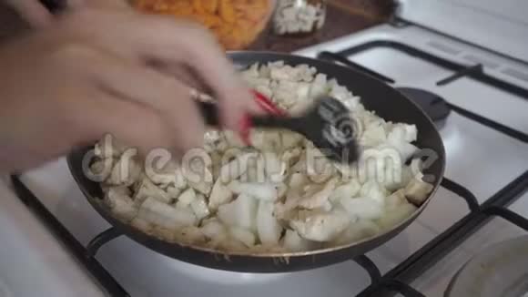 鸡角片在煎锅中煎炸搅拌特写视频的预览图