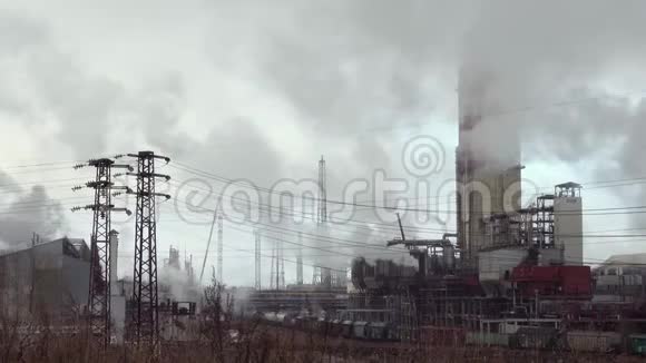 云烟排放大气污染的工业企业视频的预览图