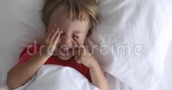 孩子不睡觉躺在床上笑视频的预览图