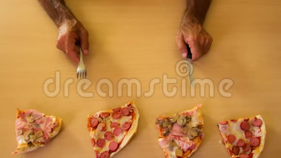 停止意大利披萨接近食客手视频的预览图