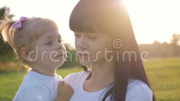 幸福的家庭母亲和孩子在公园里户外玩得很开心那个可爱的金发小女孩正在玩拥抱视频的预览图