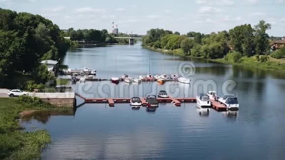 从大桥到河上的一个小码头码头上有船视频的预览图