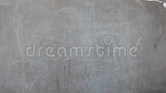 用粉笔在黑板上写字数学课视频的预览图