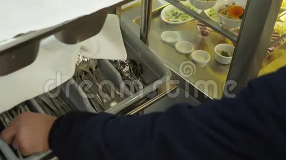 特写职工手拿面包餐具餐巾纸在自助食堂为一名工人提供的餐厅视频的预览图
