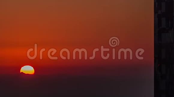 早晨日出近景俯瞰迪拜天际线从市中心的空中俯视视频的预览图