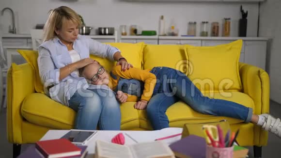 爱的母亲在沙发上安慰她伤心的女儿视频的预览图