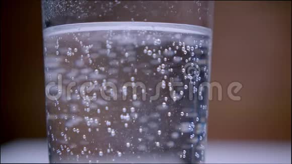 在透明玻璃中用气泡凝固的碳酸水特写镜头视频的预览图