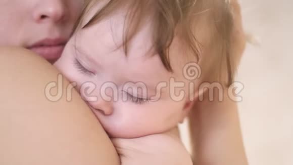 妈妈在睡觉的小宝贝的怀里发抖做母亲的乐趣妈妈和孩子产假特写视频的预览图