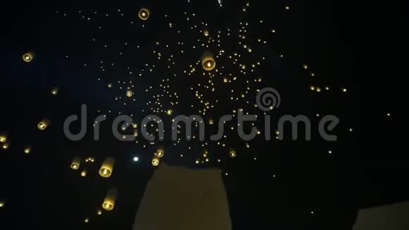 泰国月圆之夜灯笼与其他成千上万的人一起飘浮视频的预览图