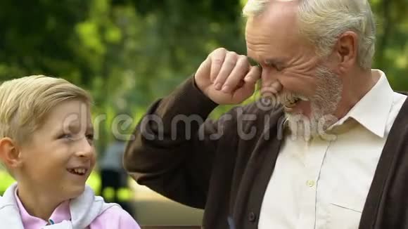 孙子和爷爷一起在公园里玩得开心视频的预览图