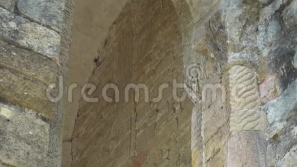 西班牙一座古老教堂的拱形窗户视频的预览图