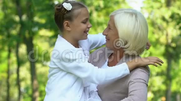 小可爱的女孩拥抱她的老祖母家庭幸福的一天在一起视频的预览图