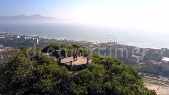 高空观景夫妇站在山顶观景台上视频的预览图