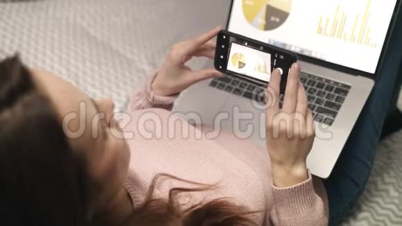 商务女性拍摄商务图移动照片家务工作视频的预览图