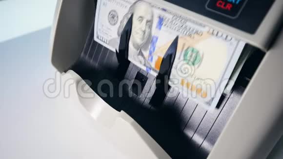 计算机器内部的美元票据流动视频的预览图