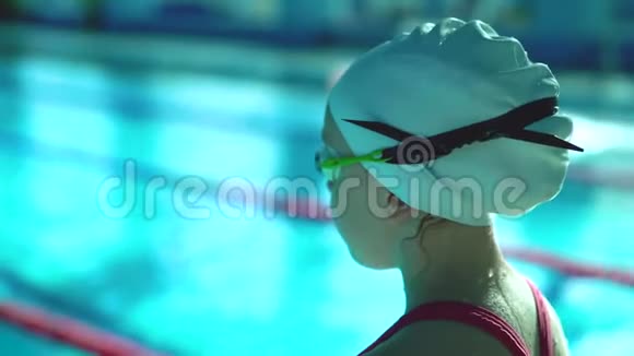 游泳池出镜的职业青少年泳姿视频的预览图