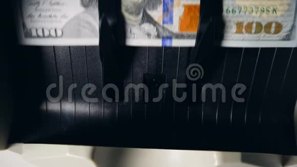 美元钞票被计数装置堆放起来视频的预览图