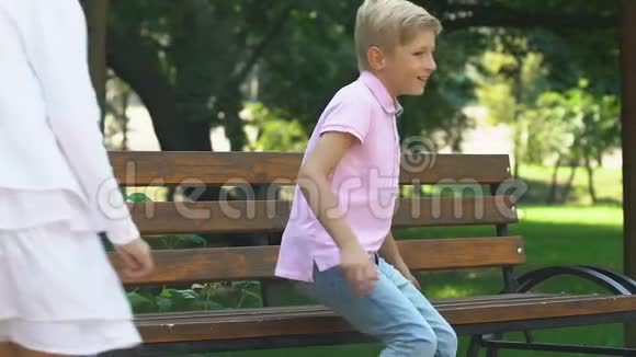 小可爱的女孩和男孩一起在公园玩耍友谊和童年视频的预览图