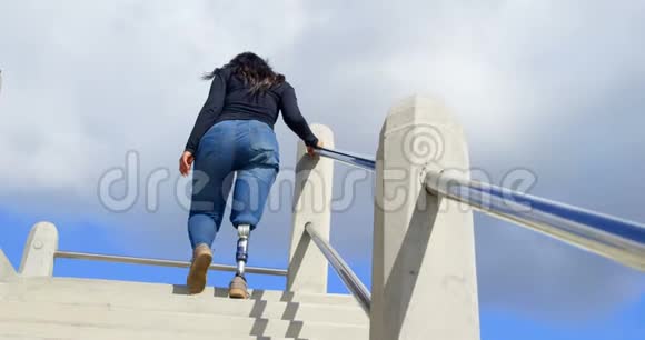 4k晴天上楼的残疾妇女视频的预览图