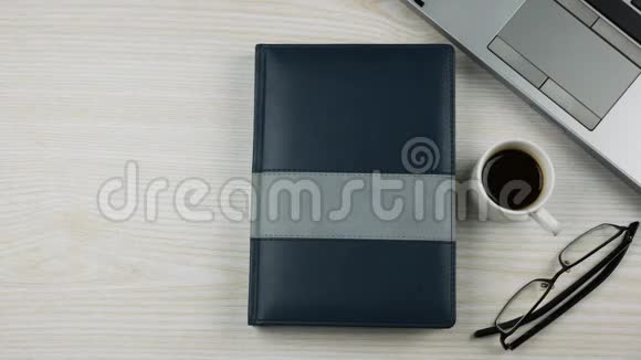 俯视办公桌在空白页上打开一本书作为笔记视频的预览图