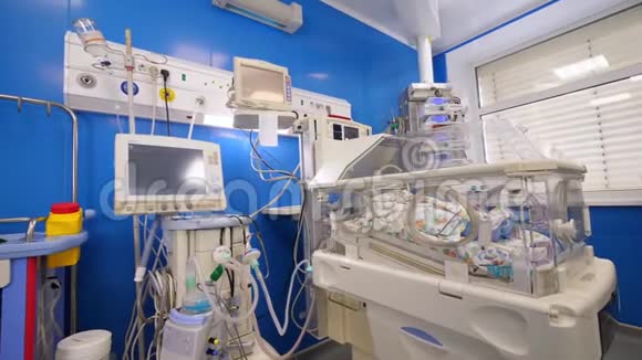 新生儿医务室一个婴儿躺在孵化器里视频的预览图