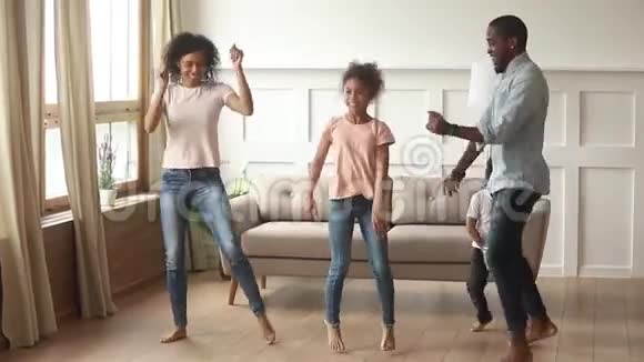免费的黑人父母和孩子们在客厅里跳舞视频的预览图