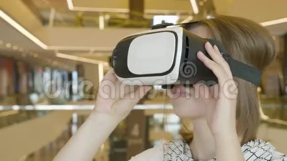 好奇惊讶的女人脱下VR头盔视频的预览图