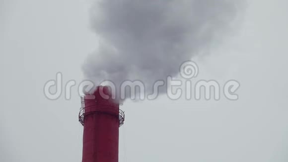云烟排放烟尘造成空气污染的生产工厂管道关闭上视图视频的预览图
