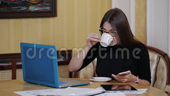女商人在办公桌的办公室工作浏览互联网学习文件打电话视频的预览图