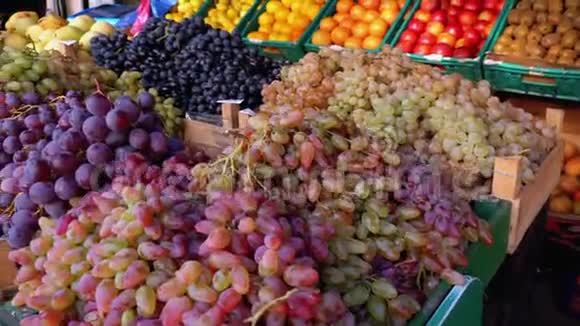 在街市集展示葡萄及其他水果视频的预览图