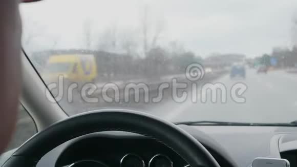 在肮脏的前窗上擦挡风玻璃开车视频的预览图