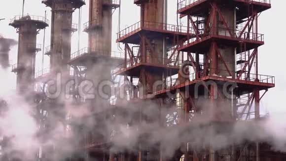 钢铁企业与金属管道和烟雾排放生态问题概念视频的预览图