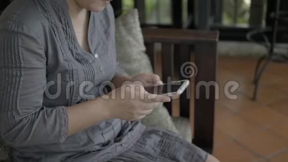 女性使用社交媒体和智能手机视频的预览图