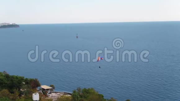 空中跟踪滑翔伞在海上与山景和绿色2视频的预览图