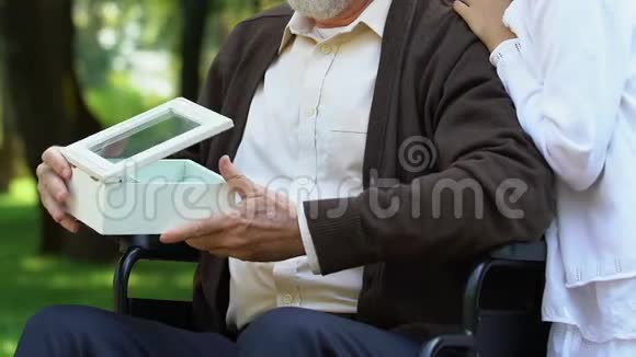 残疾老人展示自己的孙女吊坠和讲故事视频的预览图