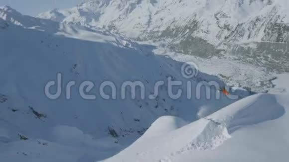 在白雪覆盖的山脉中缓慢运动的人的空中视野视频的预览图