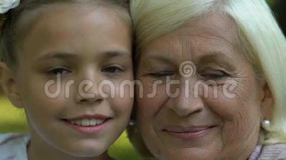祖母和孙女在镜头里看一代人一脸特写视频的预览图