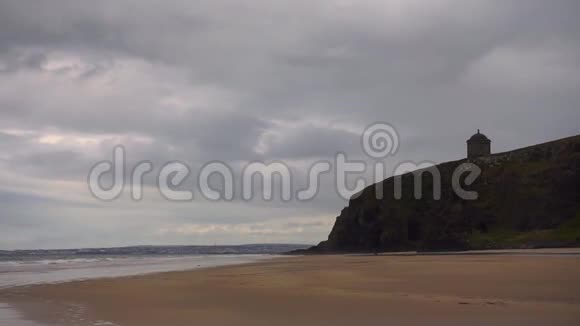 北爱尔兰安特里姆县的下坡海滩视频的预览图