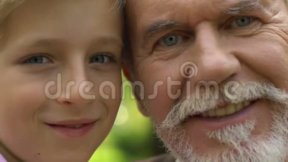 祖父和孙子的脸照着相机微笑着全家福视频的预览图
