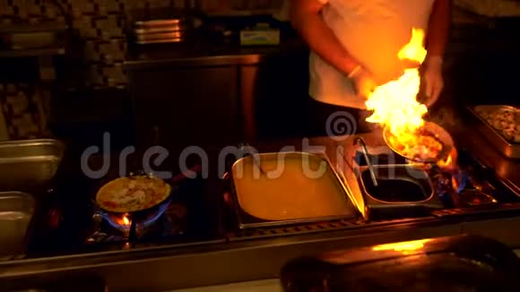 厨师燃烧着把蔬菜扔进锅里视频的预览图