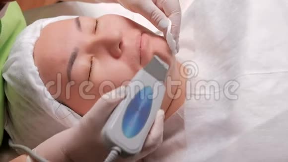 用电器清洁面部的化妆程序亚洲中年妇女躺在一个美女的医疗办公室里视频的预览图